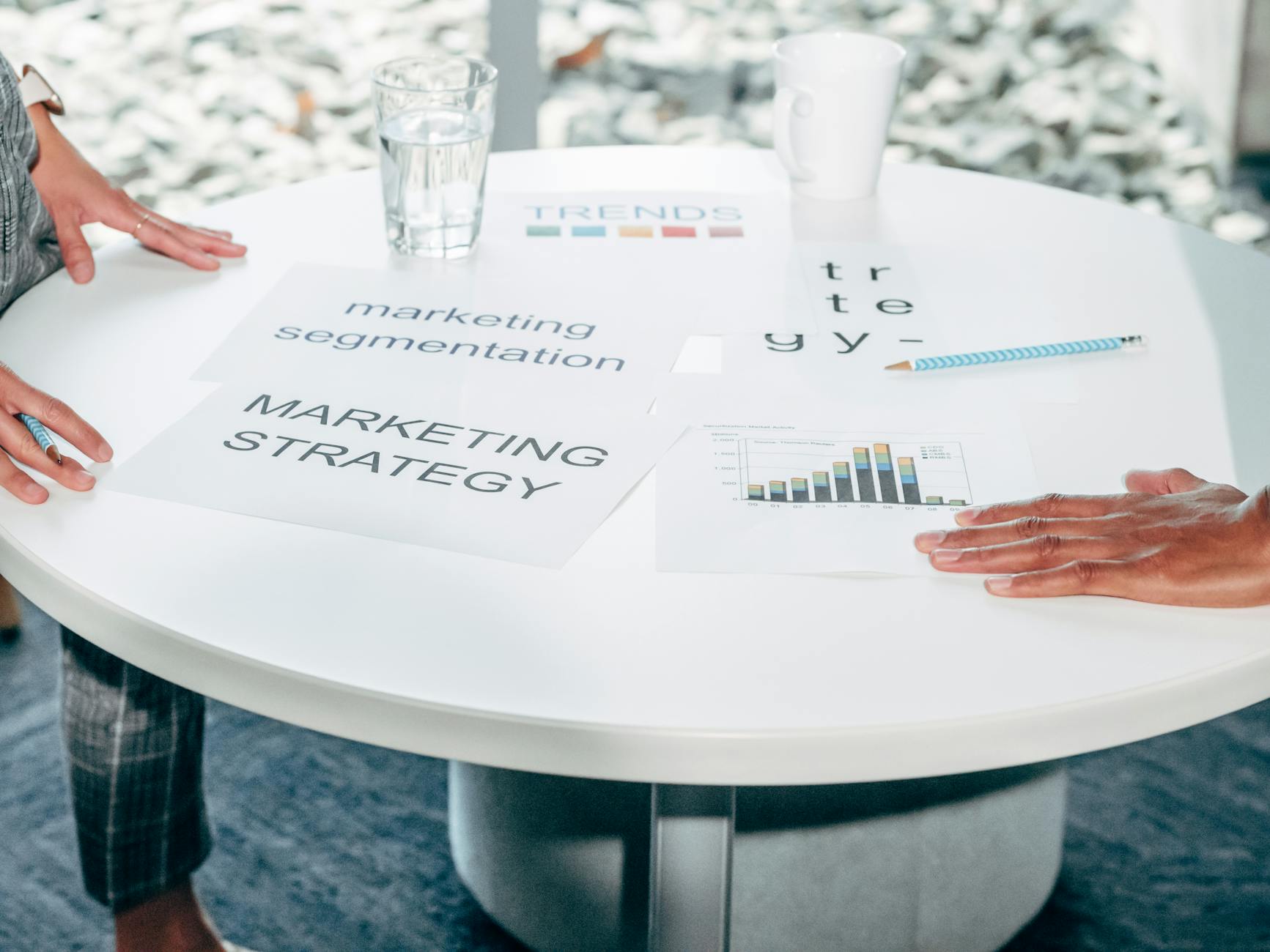 Dwóch specjalistów omawia strategię marketingową przy okrągłym stoliku