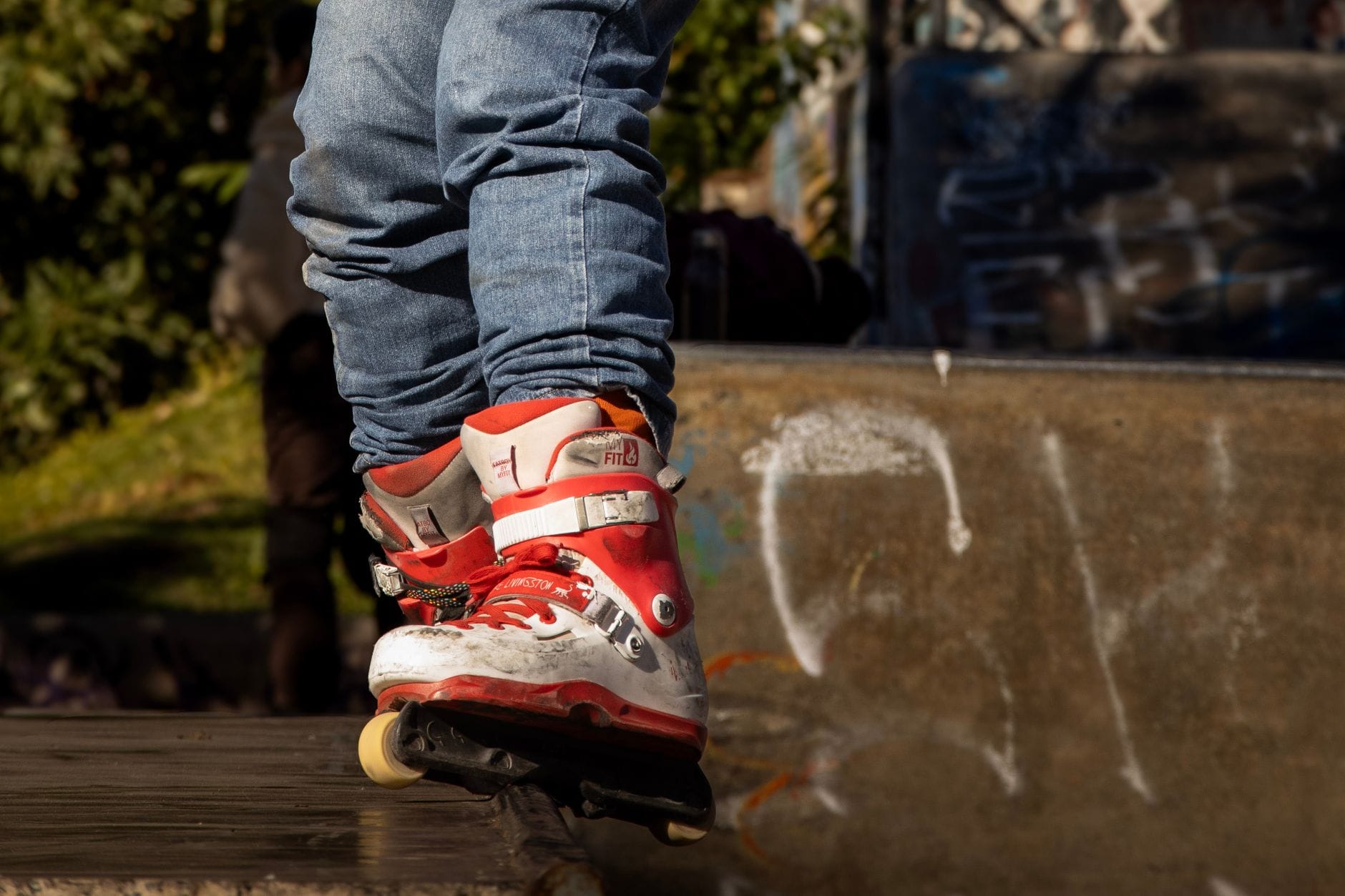 Rolkarz w ruchu na miejskim skateparku, dynamiczna jazda na rolkach